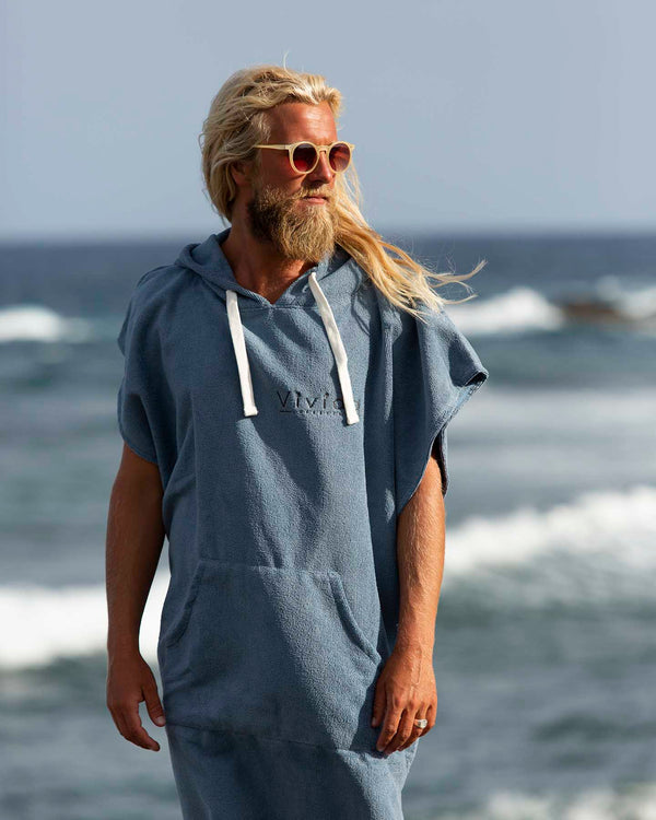 Lead_Men - Man wearing Essential Poncho Towel Changing Dry Robe Mineral Blue