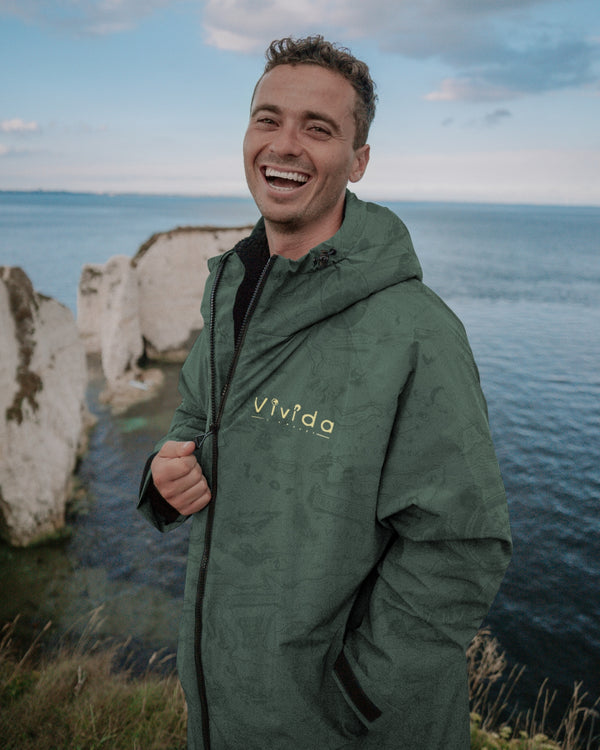 Lead_men - Man wearing a Vivida sherpa weatherproof changing robe Green Map of Dreams